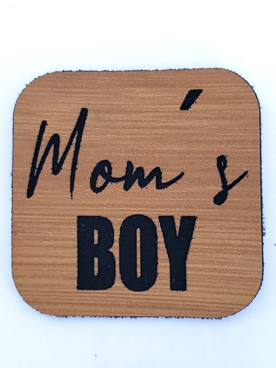 Kunstleder Label, Patch, Etikett, Aufnäher, Mom's Boy, Laser graviert, braun, bambus, grau, beigebraun, schwarz