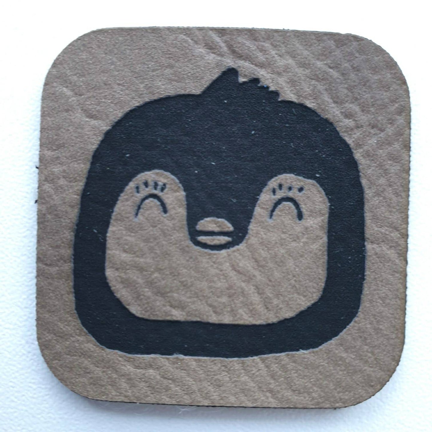 Kunstleder Label, Patch, Etikett, Aufnäher, grafischer Pinguin, Laser graviert, braun, grau, beigebraun, bambus, schwarz