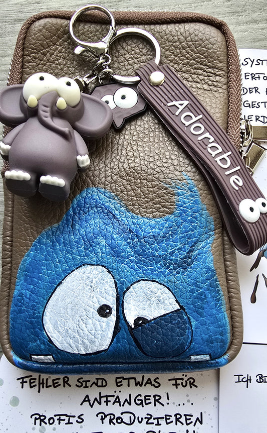 Kruegerhausdesign Handytasche in braun blau, Monster mit Anhänger + 3 Postkarten, Hangezeichnet