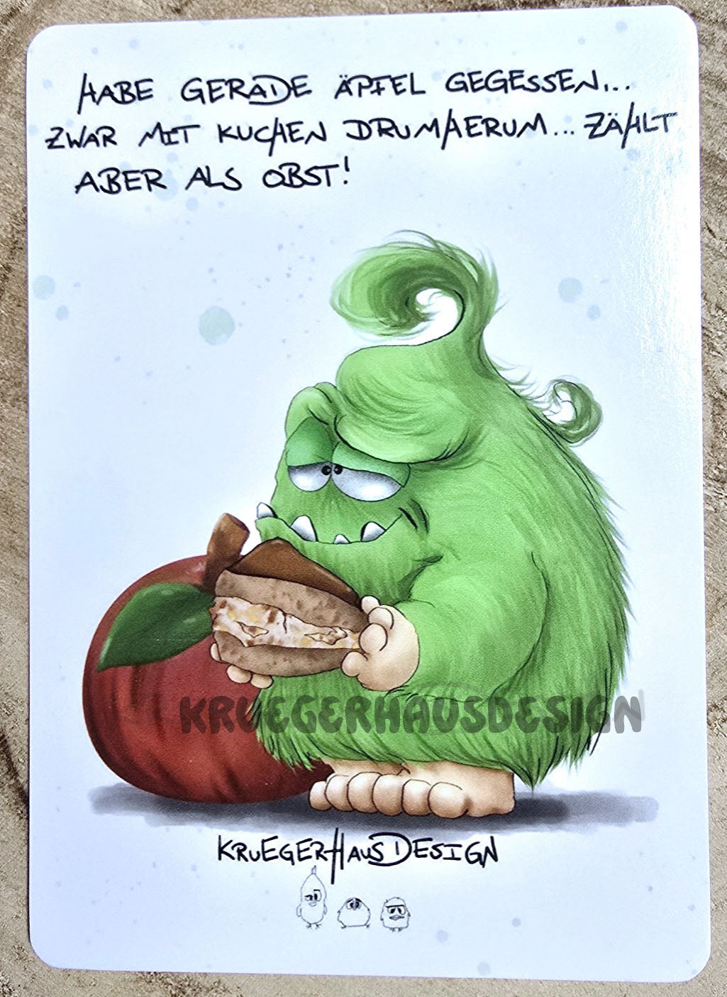Postkarte Kruegerhausdesign Monster mit Spruch, Habe gerade Äpfel gegessen.... Zwar mit Kuchen drumherum... zählt aber als Obst!