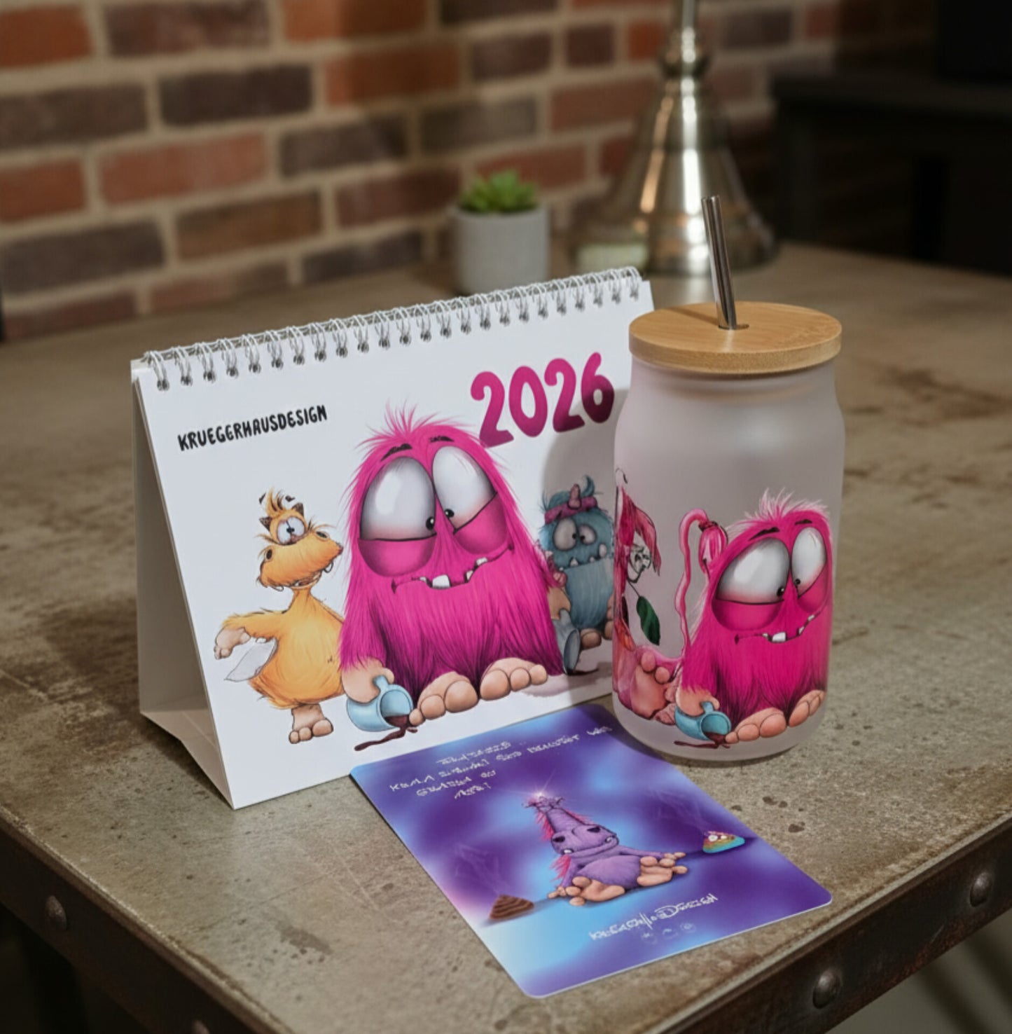 Geschenk Set aus Trinkglas mit Monster, Kalender und Postkarte, Einzigartig in pink
