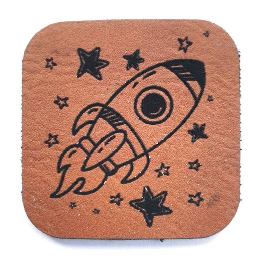 Kunstleder Label, Patch, Etikett, Aufnäher, Rakete mit Sternen, braun, Laser graviert
