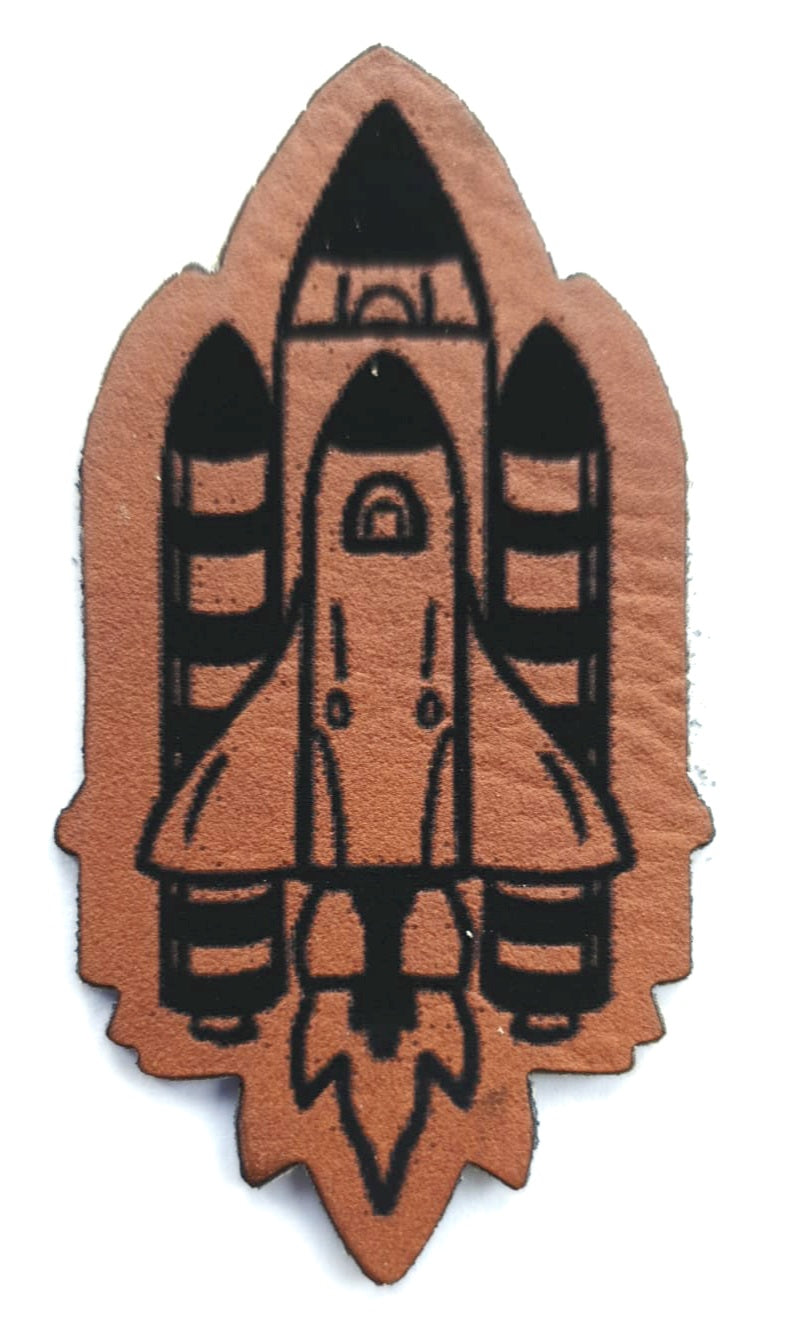 Kunstleder Label, Patch, Etikett, Aufnäher, Rakete mit Shuttle, braun, Laser graviert