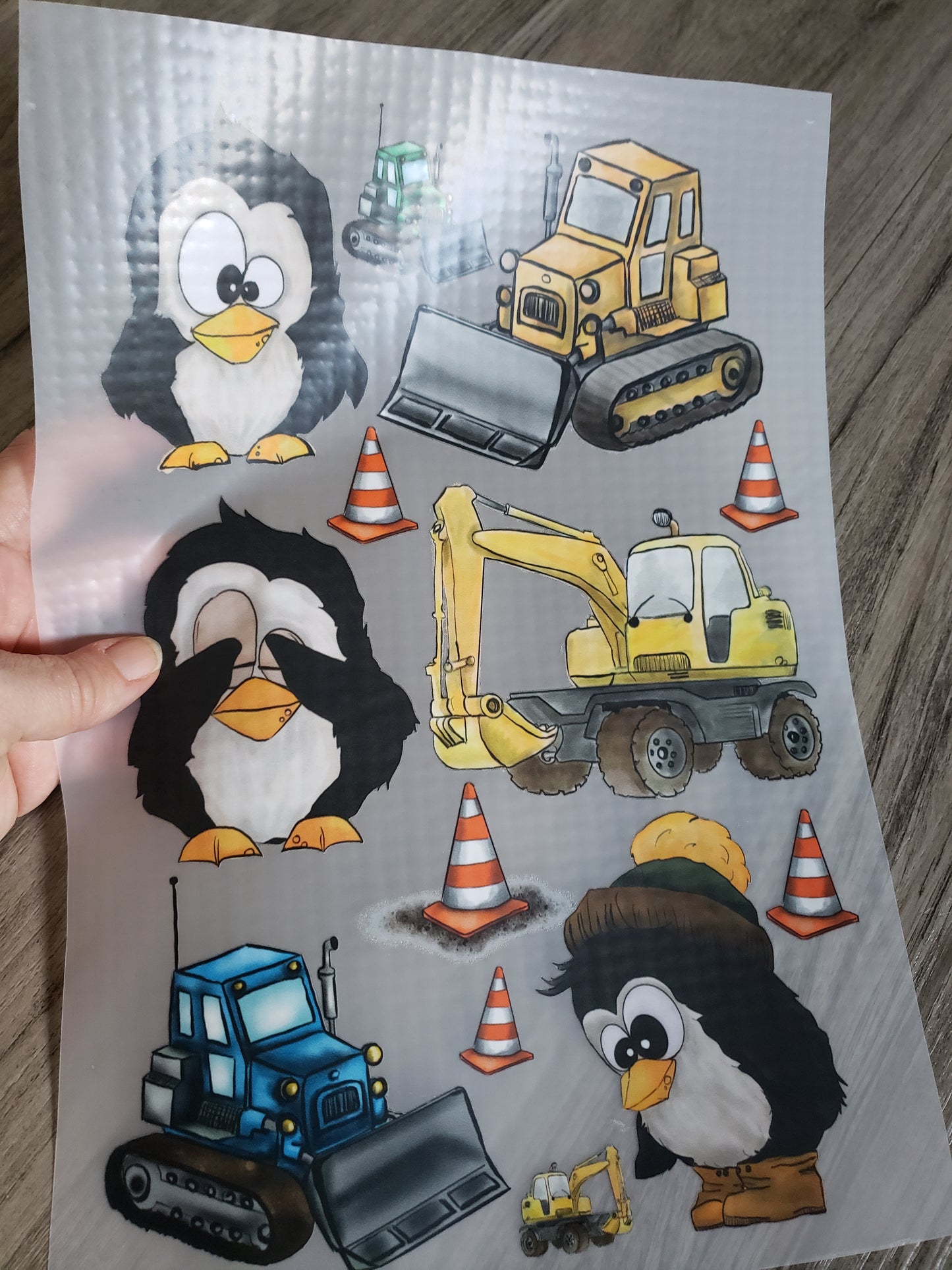 A4 Bügelbild Piper der Pinguin auf der Baustelle , mit Liebe illustriert