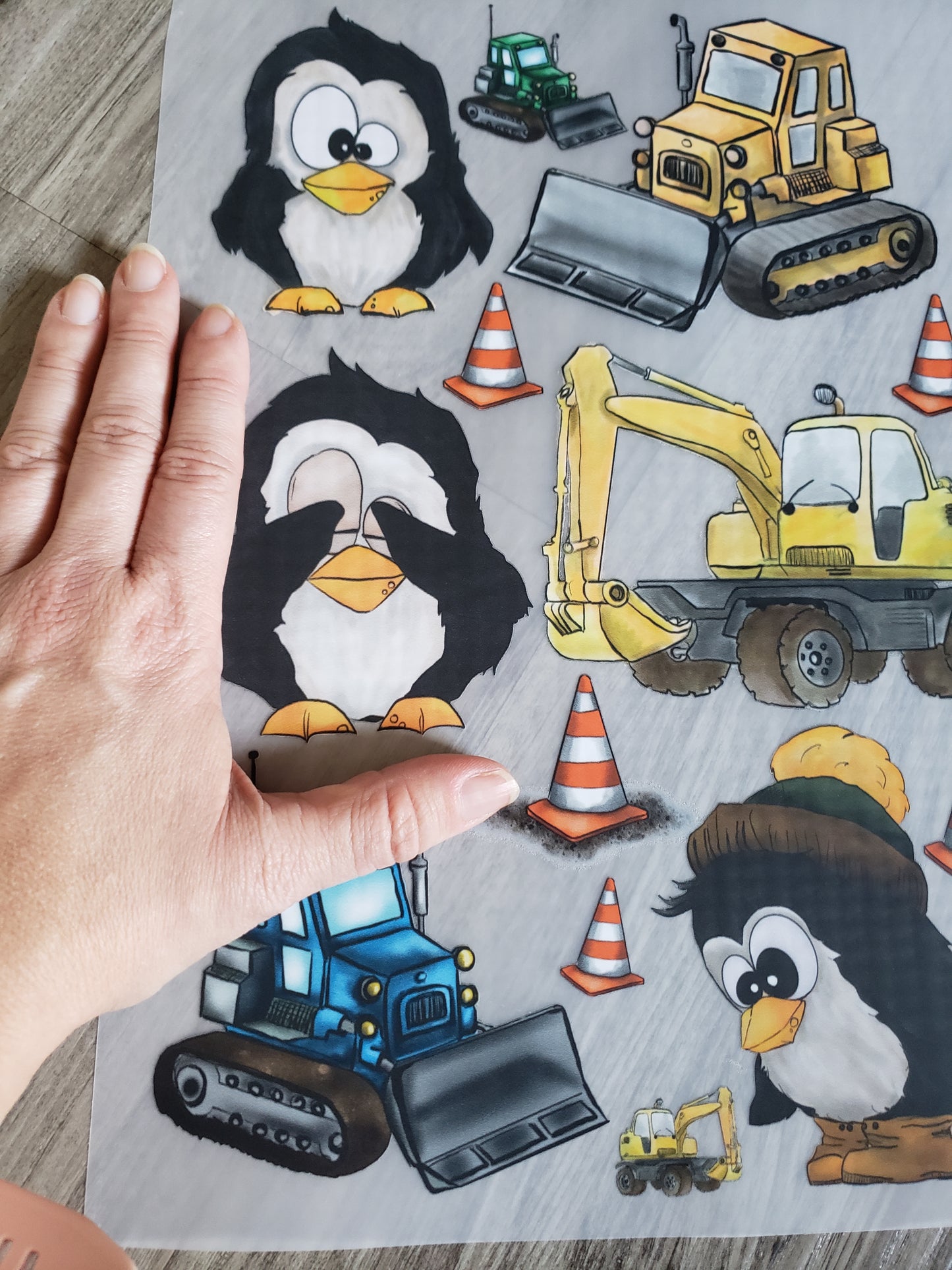 A4 Bügelbild Piper der Pinguin auf der Baustelle , mit Liebe illustriert