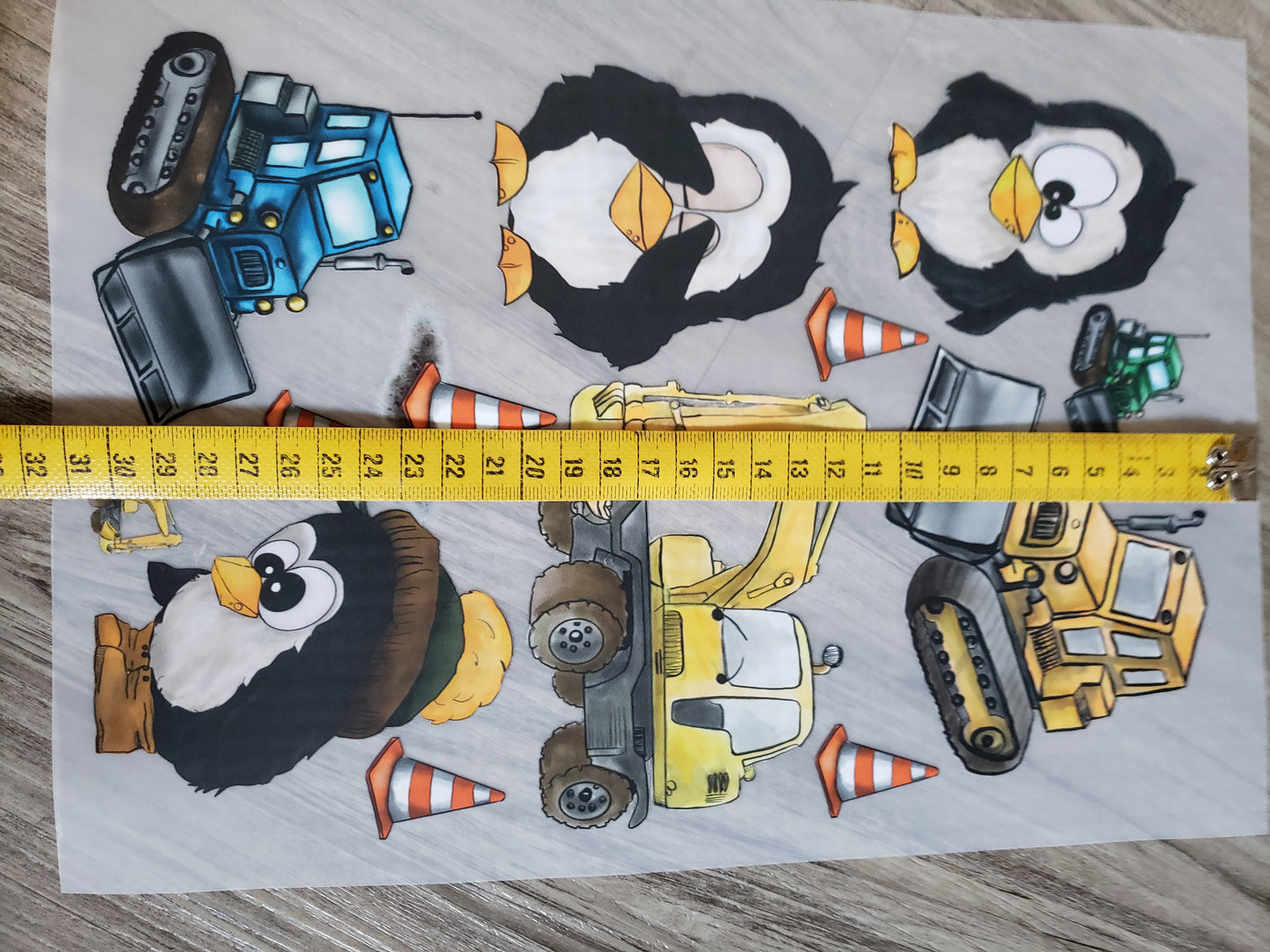 A4 Bügelbild Piper der Pinguin auf der Baustelle , mit Liebe illustriert