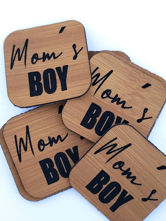 Kunstleder Label, Patch, Etikett, Aufnäher, Mom's Boy, Laser graviert, braun, bambus, grau, beigebraun, schwarz